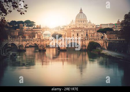 Blick auf den Vatikan vom Tiber unter dem Abendhimmel - ruhige Schönheit am Ufer Roms Stockfoto