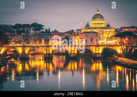 Blick auf den Vatikan vom Tiber unter dem Abendhimmel - ruhige Schönheit am Ufer Roms Stockfoto