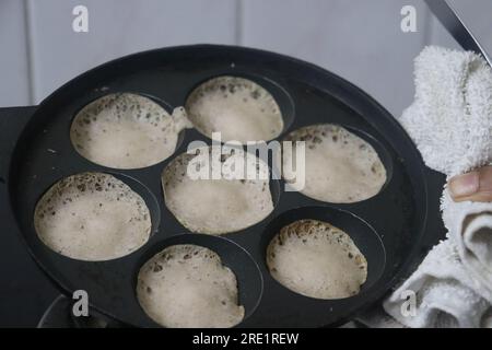 Rajamudi-Reis-Appam in Miniaturgröße. Mini-Trichter oder Mini-Appam oder geschnürte Crepes in Miniaturgröße, zubereitet in der Mini-Form von Unniappam chatti OR Stockfoto