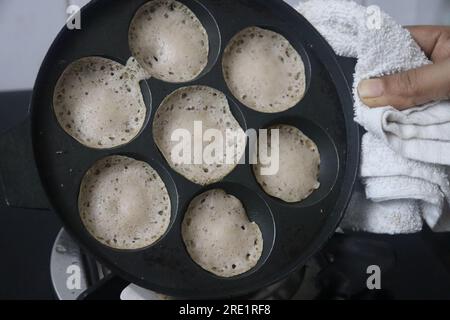 Rajamudi-Reis-Appam in Miniaturgröße. Mini-Trichter oder Mini-Appam oder geschnürte Crepes in Miniaturgröße, zubereitet in der Mini-Form von Unniappam chatti OR Stockfoto