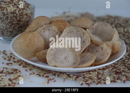 Mini-Trichter oder Mini-Appam mit Ramamudi-Reis. Eine Version von Appam mit fermentiertem Teig Ramamudi-Reis. Schnürsenkel in Miniaturgröße, zubereitet in t Stockfoto