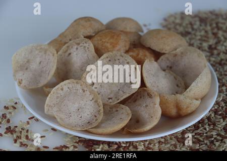 Mini-Trichter oder Mini-Appam mit Ramamudi-Reis. Eine Version von Appam mit fermentiertem Teig Ramamudi-Reis. Schnürsenkel in Miniaturgröße, zubereitet in t Stockfoto