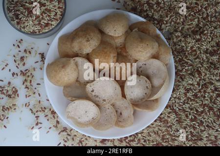 Mini-Trichter oder Mini-Appam mit Ramamudi-Reis. Eine Version von Appam mit fermentiertem Teig Ramamudi-Reis. Schnürsenkel in Miniaturgröße, zubereitet in t Stockfoto