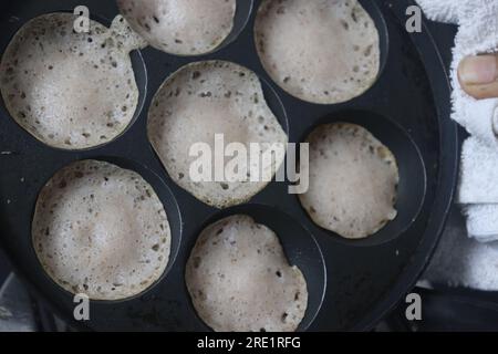 Rajamudi-Reis-Appam in Miniaturgröße. Mini-Trichter oder Mini-Appam oder geschnürte Crepes in Miniaturgröße, zubereitet in der Mini-Form von Unniappam chatti OR Stockfoto