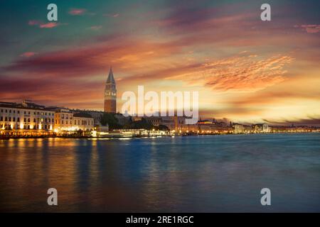 Ein abendlicher Blick auf Venedig mit Blick auf die Piazza San Marco mit einem dramatischen Himmel. Stockfoto