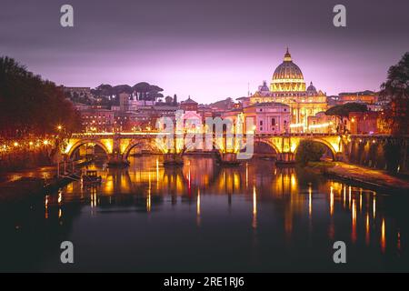 Blick auf den Vatikan vom Tiber unter dem Abendhimmel - ruhige Schönheit am Ufer Roms Stockfoto