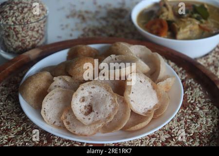 Rajamudi-Reis-Mini-Trichter serviert mit kerala-Hühnchen-Curry. Mini-Appam mit fermentiertem Teig Ramamudi-Reis in Miniaturgröße zubereitet i Stockfoto