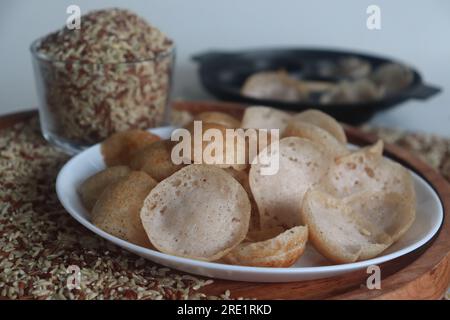 Rajamudi Rice Mini-Trichter oder Mini-Appam-Shot mit Pappelpfanne. Appam aus fermentiertem Rajamudi-Reis in Miniaturgröße, zubereitet im Mini Stockfoto