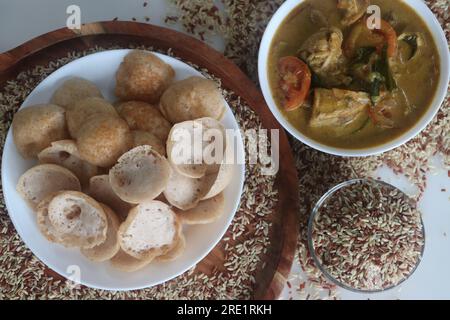 Rajamudi-Reis-Mini-Trichter serviert mit kerala-Hühnchen-Curry. Mini-Appam mit fermentiertem Teig Ramamudi-Reis in Miniaturgröße zubereitet i Stockfoto