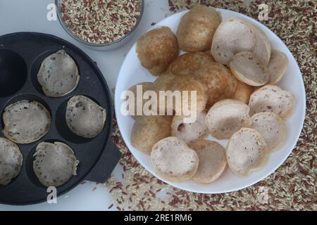 Rajamudi Rice Mini-Trichter oder Mini-Appam-Shot mit Pappelpfanne. Appam aus fermentiertem Rajamudi-Reis in Miniaturgröße, zubereitet im Mini Stockfoto