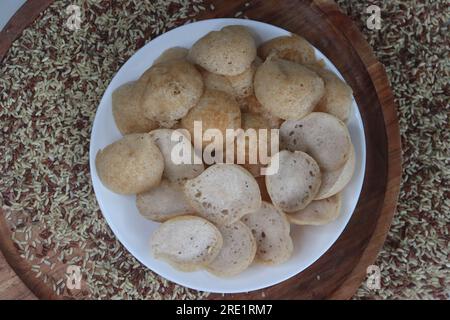 Mini-Trichter oder Mini-Appam mit Ramamudi-Reis. Eine Version von Appam mit fermentiertem Teig Ramamudi-Reis. Schnürsenkel in Miniaturgröße, zubereitet in t Stockfoto