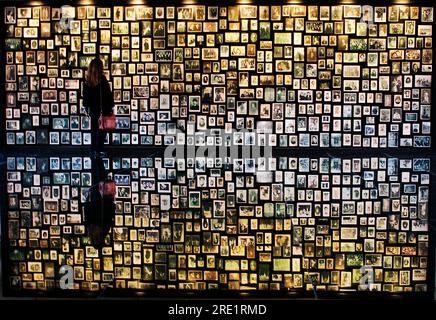 Fotografien, die unter den Besitztümern von Menschen gefunden wurden, die im Konzentrationslager Auschwitz-Birkenau, Oswiecim, Malopolska, Polen, ermordet wurden Stockfoto