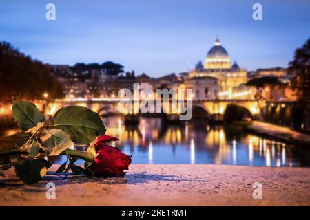 Blick auf den Vatikan vom Tiber unter dem Abendhimmel - ruhige Schönheit am Ufer Roms Stockfoto