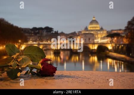 Blick auf den Vatikan vom Tiber unter dem Abendhimmel - ruhige Schönheit am Ufer Roms Stockfoto