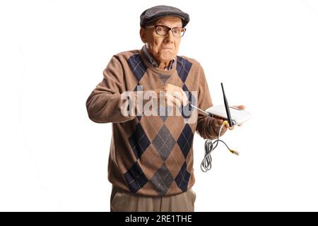 Lustiger alter Mann, der versucht, den Router mit einem Schraubenzieher zu reparieren, isoliert auf weißem Hintergrund Stockfoto