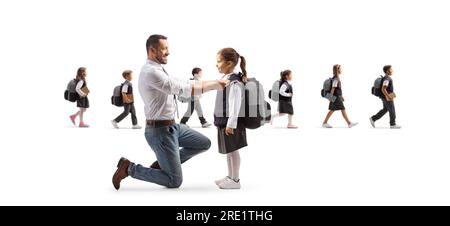 Vater hilft der Tochter, sich für die Schule vorzubereiten, und andere Kinder, die isoliert auf weißem Hintergrund durch den Rücken laufen Stockfoto