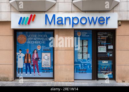 Außenansicht eines Manpower-Büros. Manpower ist eine Marke des multinationalen Unternehmens ManpowerGroup, das sich auf Personal und Zeitarbeit spezialisiert hat Stockfoto