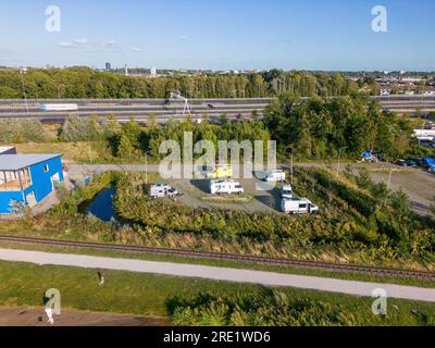 Diese Luftdrohne zeigt einen Parkplatz am Valkenburgse Meer, einem See in der Nähe von Leiden. Camper können hier für ihren Urlaub parken. Stockfoto