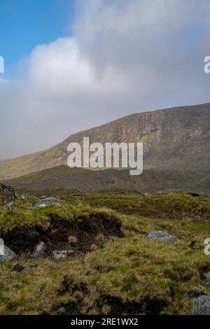 Von der Straße in der Nähe von Aird A' Mhulaidh Isle of Harris aus blickten Sie an einem nebligen Morgen in Richtung Westen in die Berge von Harris. Stockfoto