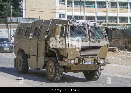 Nalus, Palästina. 24. Juli 2023. Während einer Militäroperation innerhalb des Lagers östlich von Nablus im besetzten Westjordanland kommen israelische Militäreinheiten in das Flüchtlingslager Askar. Die israelische Armee hat während einer gemeinsamen Operation zur gleichzeitigen Verhaftung gesuchter Personen die Nour Shams-Lager östlich von Tulkarm und Aqabat Jabr in Jericho, Askar, östlich von Nablus überfallen. Kredit: SOPA Images Limited/Alamy Live News Stockfoto