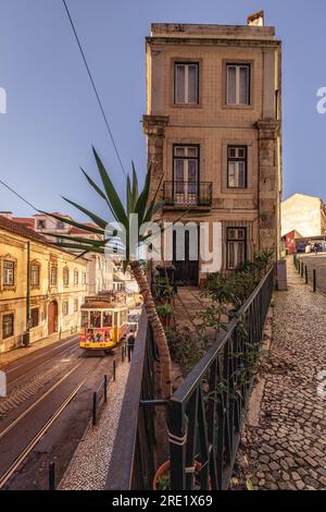 Erkunden Sie die historische Altstadt mit berühmten Gebäuden, Aufzügen und Straßenbahnen in alten Gassen Stockfoto