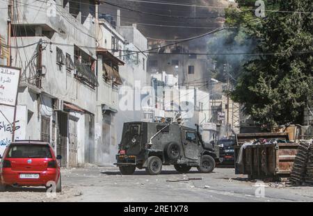 Nalus, Palästina. 24. Juli 2023. Ein gepanzertes israelisches Militärfahrzeug sperrt während einer Militäroperation im Lager östlich von Nablus im besetzten Westjordanland den Eingang zum Flüchtlingslager Askar. Die israelische Armee hat während einer gemeinsamen Operation zur gleichzeitigen Verhaftung gesuchter Personen die Nour Shams-Lager östlich von Tulkarm und Aqabat Jabr in Jericho, Askar, östlich von Nablus überfallen. (Foto von Nasser Ishtayeh/SOPA Images/Sipa USA) Guthaben: SIPA USA/Alamy Live News Stockfoto