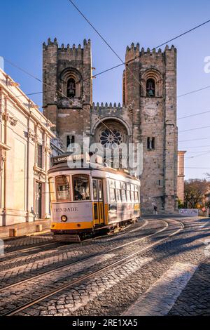 Lissabons berühmte Straßenbahnlinie 28 trifft auf die majestätische Kathedrale - Eine Reise durch die Geschichte Stockfoto