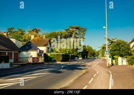 Abendlicher Strandspaziergang in der wunderschönen Normandie inkl. Sonnenuntergang in der Nähe von Cabourg - Frankreich Stockfoto