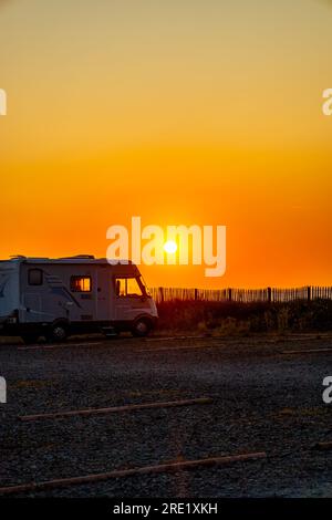 Abendlicher Strandspaziergang in der wunderschönen Normandie inkl. Sonnenuntergang in der Nähe von Cabourg - Frankreich Stockfoto