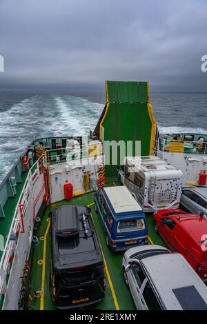 Mit Blick zurück auf die Insel Harris von einer Autofähre in der Minch Stockfoto