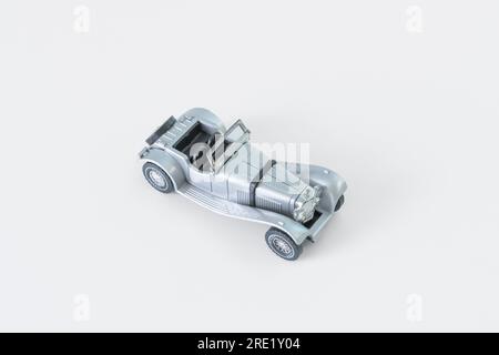 Hasselt. Limburg - Belgien 12-06-2023. Spielzeugmodell eines alten Autos. Jaguar ss 100. Vorne rechts oben. Mit Spuren von Zeit und Schrammen. Stockfoto