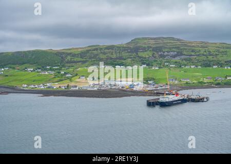 Mit Blick auf den Fährhafen auf Uig Isle of Skye Stockfoto