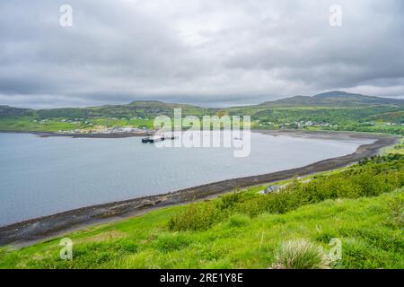 Mit Blick auf den Fährhafen auf Uig Isle of Skye Stockfoto