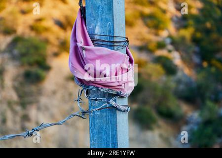 Eisenstange mit rosa Gewebe als abstraktes Bild Stockfoto