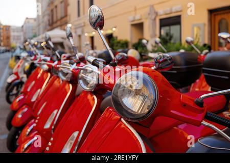 Rote Roller geparkt. Motorroller-Verleih in der Stadt. Stockfoto