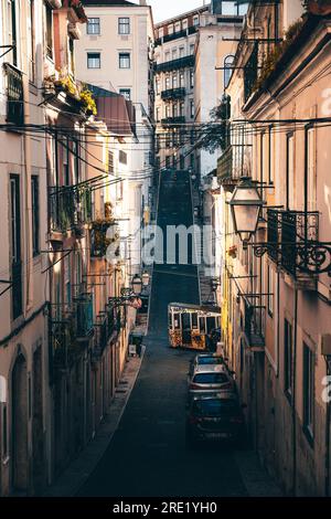 Elevador da Bica eine Straßenbahn oder ein Aufzug, um die Höhenunterschiede zu überwinden. Alte Straße und Gebäude in Lissabon, Portugal Stockfoto