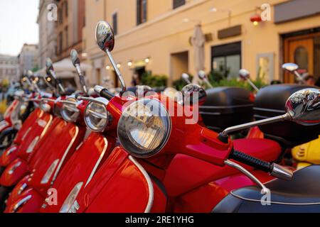 Rote Roller geparkt. Motorroller-Verleih in der Stadt. Stockfoto