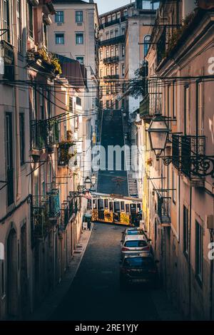 Elevador da Bica eine Straßenbahn oder ein Aufzug, um die Höhenunterschiede zu überwinden. Alte Straße und Gebäude in Lissabon, Portugal Stockfoto