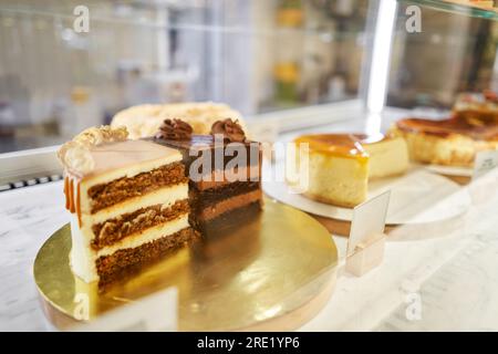 Schokoladenkuchen mit Erdbeeren. Frisches Gebäck mit Beeren. Eine Auswahl an frischem Gebäck im Backwarenfenster. Erdbeerkuchen. Das Innere eines Stockfoto