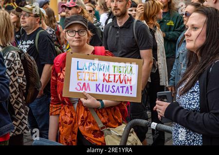 Eine Frau mit einem handgemachten Schild bei Nollatoleranssi! Demonstration gegen rechtsextreme Politik in der Regierung von PM Petteri Orpo in Helsinki, Finnland. Stockfoto