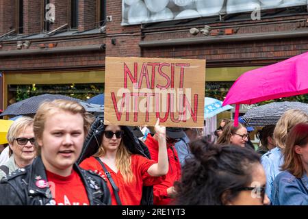 Natsit vittuun. Demonstranten mit einem handgefertigten Pappschild bei Nollatoleranssi! Demonstration gegen rechtsextreme Politik in Helsinki, Finnland. Stockfoto