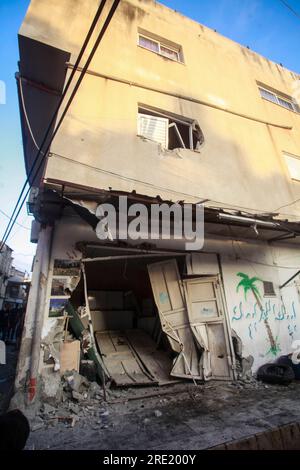 Tulkarm, Palästina. 24. Juli 2023. Ein Blick auf die Schäden, die durch den Einmarsch der israelischen Armee in das Flüchtlingslager nur Shams im Lager bei der Stadt Tulkarm entstanden sind. Die israelische Armee hat während einer gemeinsamen Operation zur gleichzeitigen Verhaftung gesuchter Personen die Nour Shams-Lager östlich von Tulkarm und Aqabat Jabr in Jericho, Askar, östlich von Nablus überfallen. Kredit: SOPA Images Limited/Alamy Live News Stockfoto