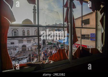 Tulkarm, Palästina. 24. Juli 2023. Ein Blick auf die Schäden, die durch den Einmarsch der israelischen Armee in das Flüchtlingslager nur Shams im Lager bei der Stadt Tulkarm entstanden sind. Die israelische Armee hat während einer gemeinsamen Operation zur gleichzeitigen Verhaftung gesuchter Personen die Nour Shams-Lager östlich von Tulkarm und Aqabat Jabr in Jericho, Askar, östlich von Nablus überfallen. (Foto von Nasser Ishtayeh/SOPA Images/Sipa USA) Guthaben: SIPA USA/Alamy Live News Stockfoto