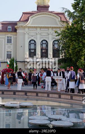 Kulturelle Veranstaltung, bei der sich Jugendliche aus der ganzen Welt in traditioneller Tracht treffen und auftreten. Neben Dem Rathaus, Plovdiv, Bulgarien, 24. Juli 2023. Stockfoto