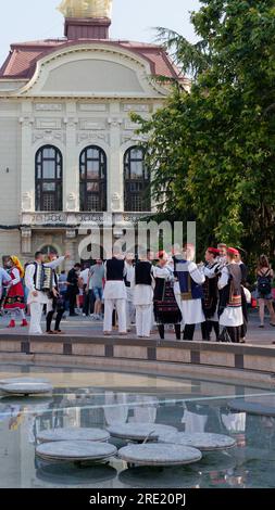 Kulturelle Veranstaltung, bei der sich Jugendliche aus der ganzen Welt in traditioneller Tracht treffen und auftreten. Neben Dem Rathaus, Plovdiv, Bulgarien, 24. Juli 2023. Stockfoto