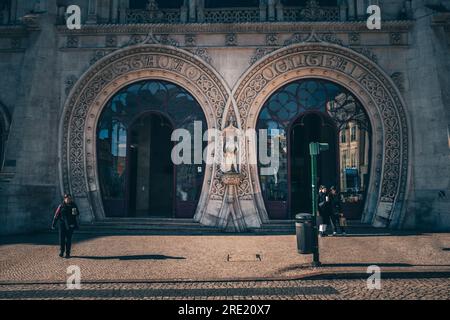 Erkunden Sie die historische Altstadt mit berühmten Gebäuden, Aufzügen und Straßenbahnen in alten Gassen Stockfoto