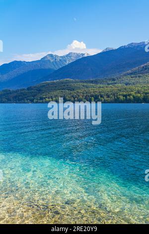 Bohinjsee, Slowenien - 19. August 2018: Ein vertikaler Blick auf den Bohinjsee und sein klares, blau-grünes Wasser an einem teilweise sonnigen Sommertag Stockfoto