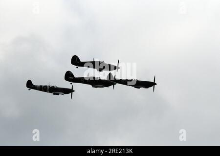 2 Spitfire und 2 Hurricanes vom BBMF auf der Cosford Air Show, 2015. Stockfoto