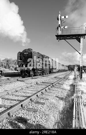 '92212' läuft als '92178' bei swithland Sidings mit einer Mischware. Stockfoto