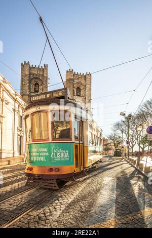 Lissabons berühmte Straßenbahnlinie 28 trifft auf die majestätische Kathedrale - Eine Reise durch die Geschichte Stockfoto